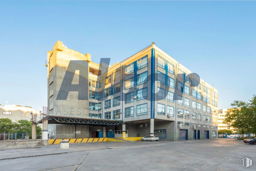 Office for sale at Calle Arroyo Bueno, Villaverde, Madrid, 28021 with building, sky, urban design, tower block, condominium, window, facade, tree, commercial building and city around