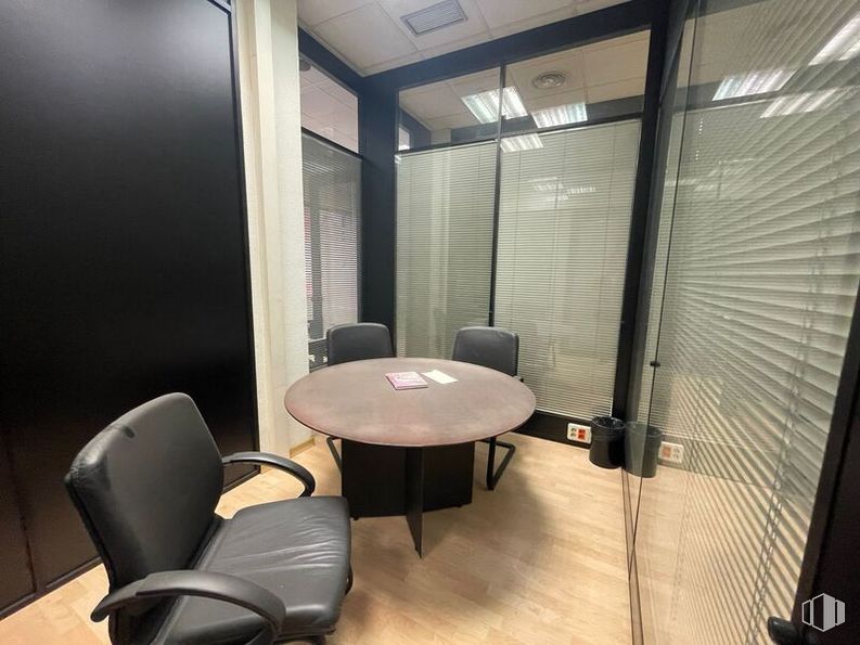 Oficina en venta en Zona Gaztambide, Chamberí, Madrid, 28015 con silla, mesa, mueble, propiedad, edificio, accesorio, interiorismo, madera, puerta y suelo alrededor