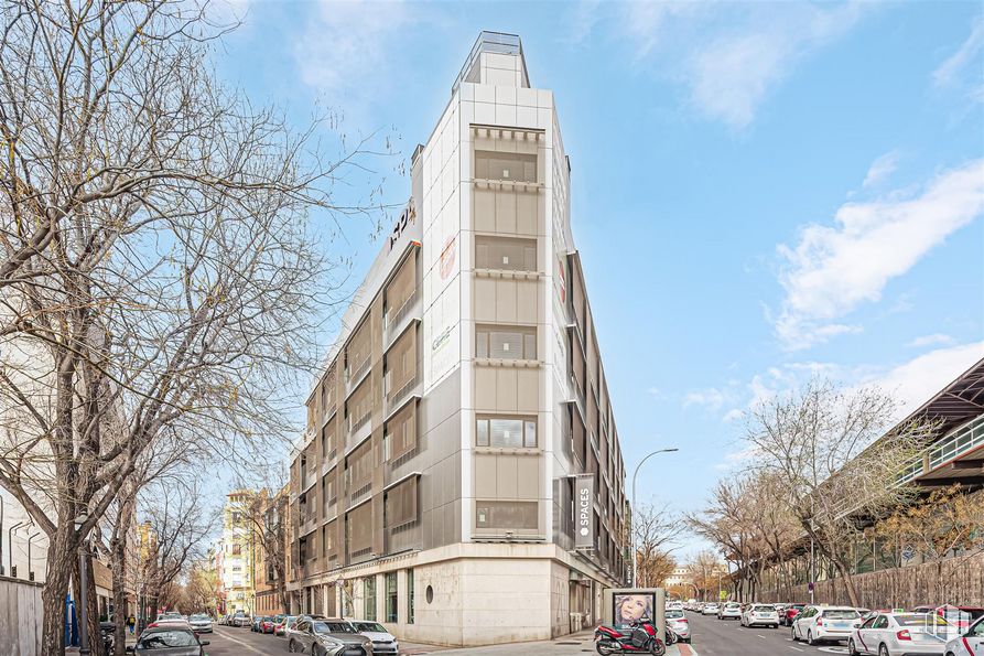 Oficina en alquiler en Edificio Puerta de Atocha, Calle Méndez Álvaro, 20, Arganzuela, Madrid, 28045 con edificio, nube, cielo, coche, rueda, neumático, ventana, árbol, vehículo y bloque de pisos alrededor