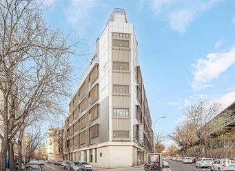 Office for rent at Edificio Puerta de Atocha, Calle Méndez Álvaro, 20, Arganzuela, Madrid, 28045 with building, cloud, sky, car, wheel, tire, window, tree, vehicle and tower block around